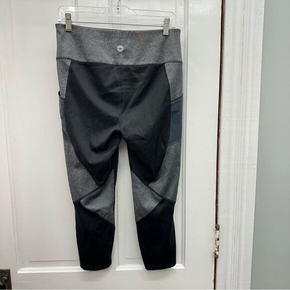 2 pair athletic leggings capris women's large 12 14. with side pockets and mesh - Picture 10 of 10